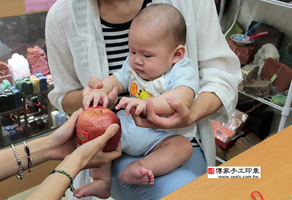 張寶寶(新北永和區嬰兒寶寶滿月剃頭理髮、免費嬰兒剃胎毛儀式吉祥話)。中國風會場，爸媽寶貝免費穿「日中韓」古裝禮服。專業拍照、DVD光碟、證書。★購買「臍帶章、肚臍章、胎毛筆刷印章」贈送：剃頭、收涎、抓周，三選一。 2015.09.05 照片9